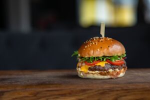 Read more about the article Exploring the Origins and Evolution of the Classic American Hamburger
